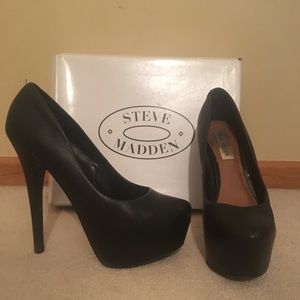 Steve Madden Deja Vu black leather heel